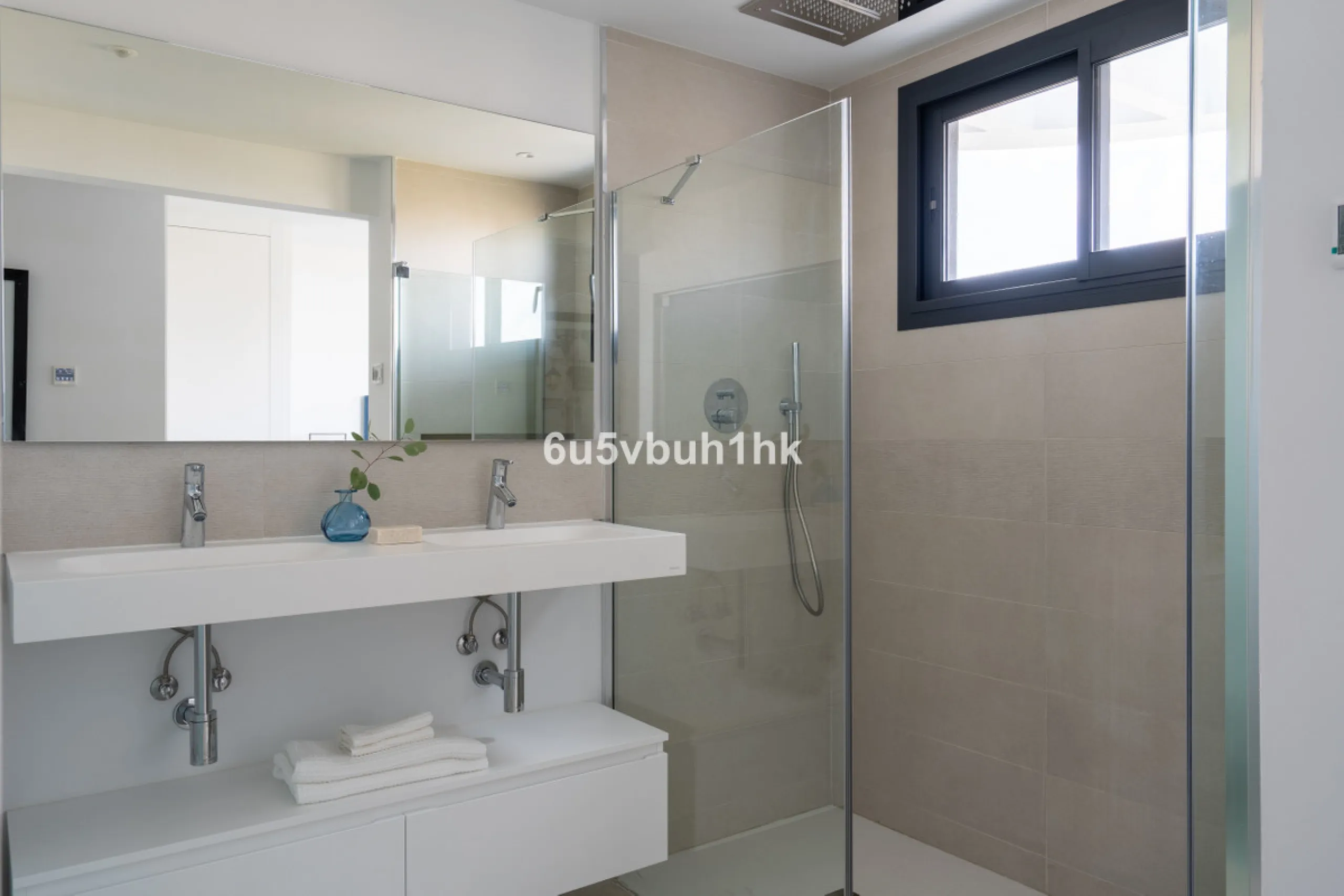 Discover this exclusive newly built property (2025) located in one of the most sought-after areas on the Costa del Sol: Higuerón West – a setting that blends luxury, comfort, and Mediterranean lifestyle.