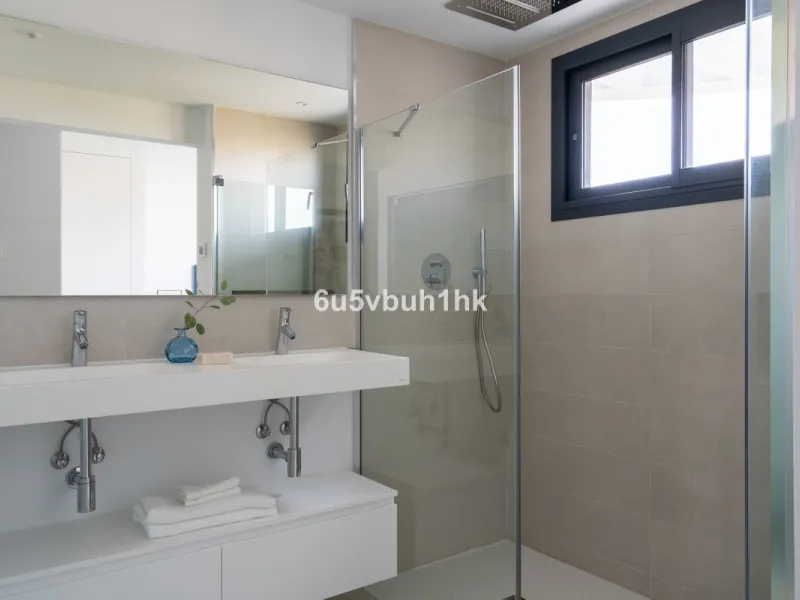 Discover this exclusive newly built property (2025) located in one of the most sought-after areas on the Costa del Sol: Higuerón West – a setting that blends luxury, comfort, and Mediterranean lifestyle.