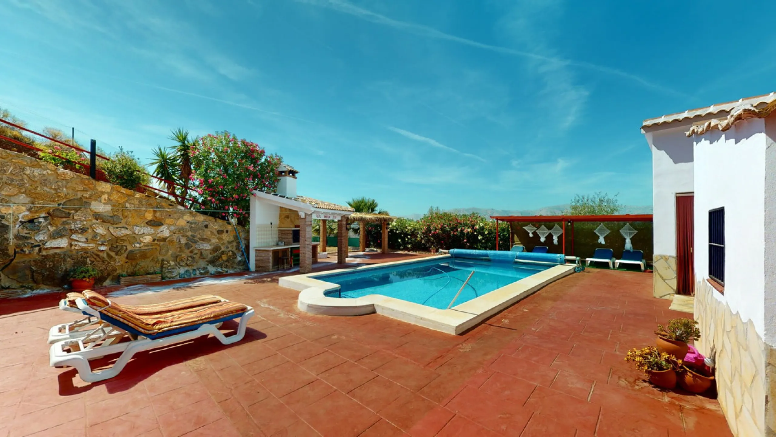 Beautiful country house, with absolute privacy and spectacular views of the town, the countryside and the mountains, located five minutes from the town of El Borge. It has more than four hectares of land with olive trees, mangoes and vines. It has two lar
