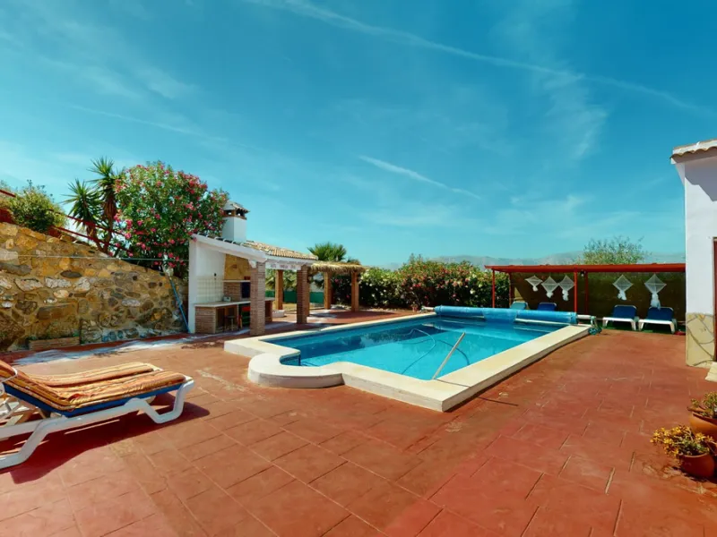 Beautiful country house, with absolute privacy and spectacular views of the town, the countryside and the mountains, located five minutes from the town of El Borge. It has more than four hectares of land with olive trees, mangoes and vines. It has two lar