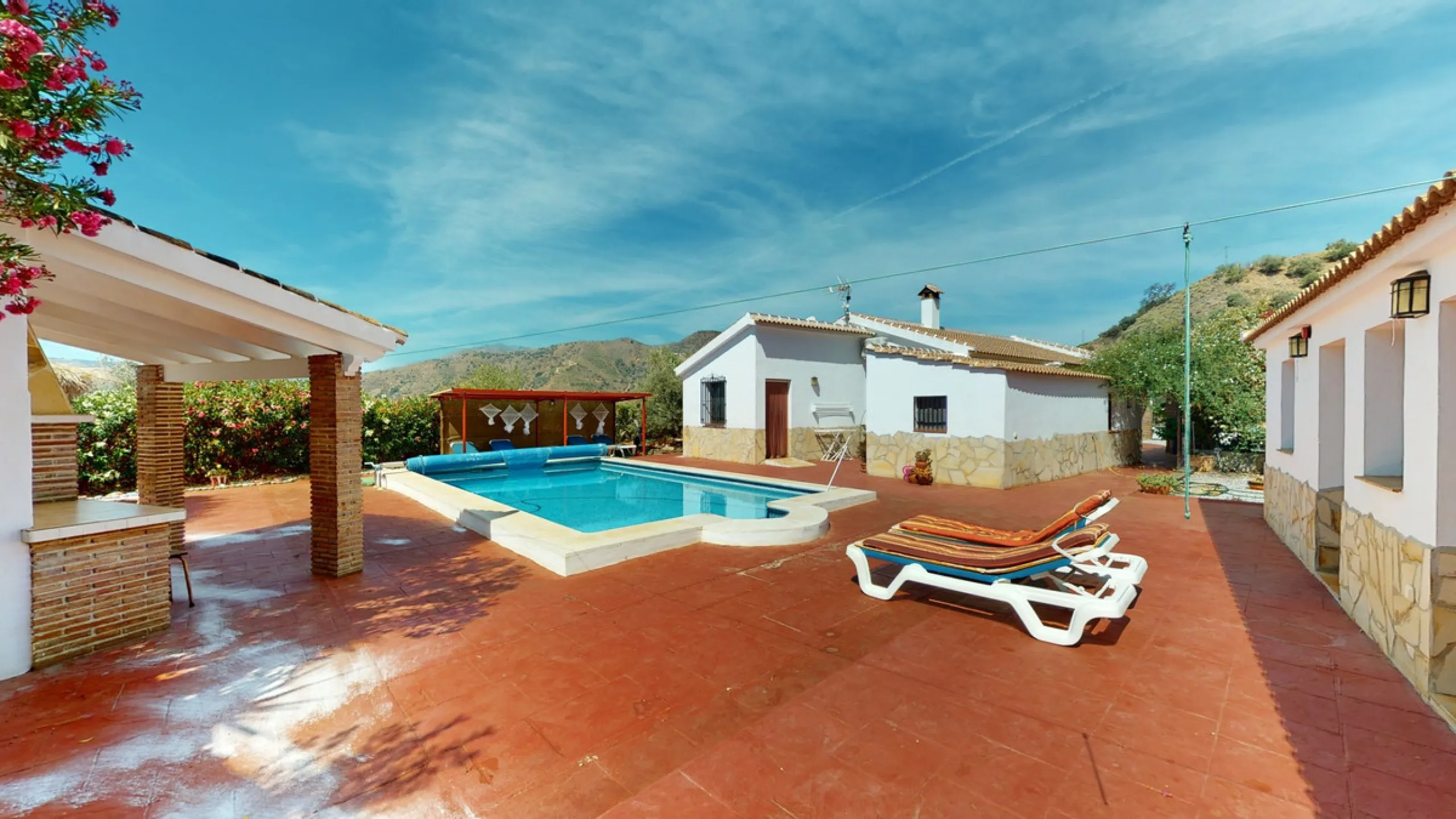 Beautiful country house, with absolute privacy and spectacular views of the town, the countryside and the mountains, located five minutes from the town of El Borge. It has more than four hectares of land with olive trees, mangoes and vines. It has two lar