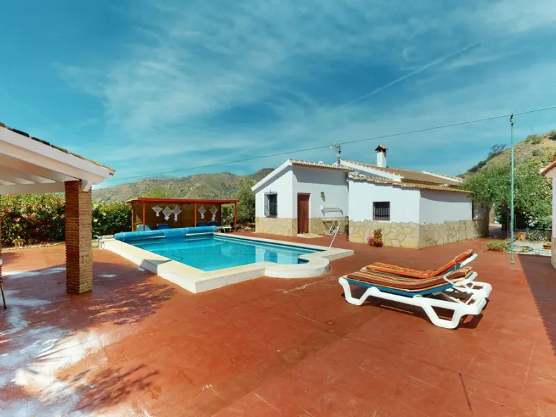 Beautiful country house, with absolute privacy and spectacular views of the town, the countryside and the mountains, located five minutes from the town of El Borge. It has more than four hectares of land with olive trees, mangoes and vines. It has two lar