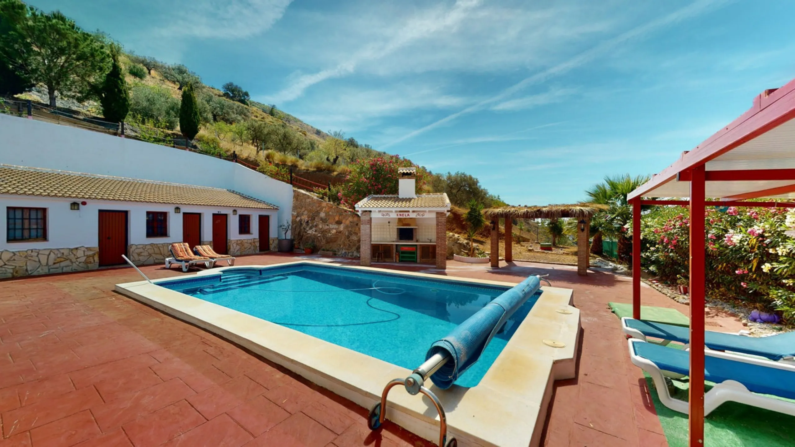 Beautiful country house, with absolute privacy and spectacular views of the town, the countryside and the mountains, located five minutes from the town of El Borge. It has more than four hectares of land with olive trees, mangoes and vines. It has two lar