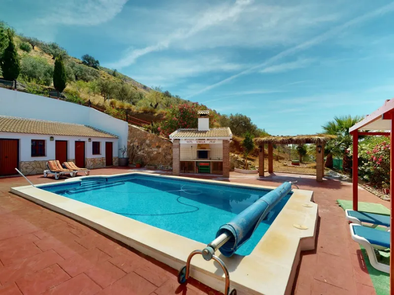 Beautiful country house, with absolute privacy and spectacular views of the town, the countryside and the mountains, located five minutes from the town of El Borge. It has more than four hectares of land with olive trees, mangoes and vines. It has two lar