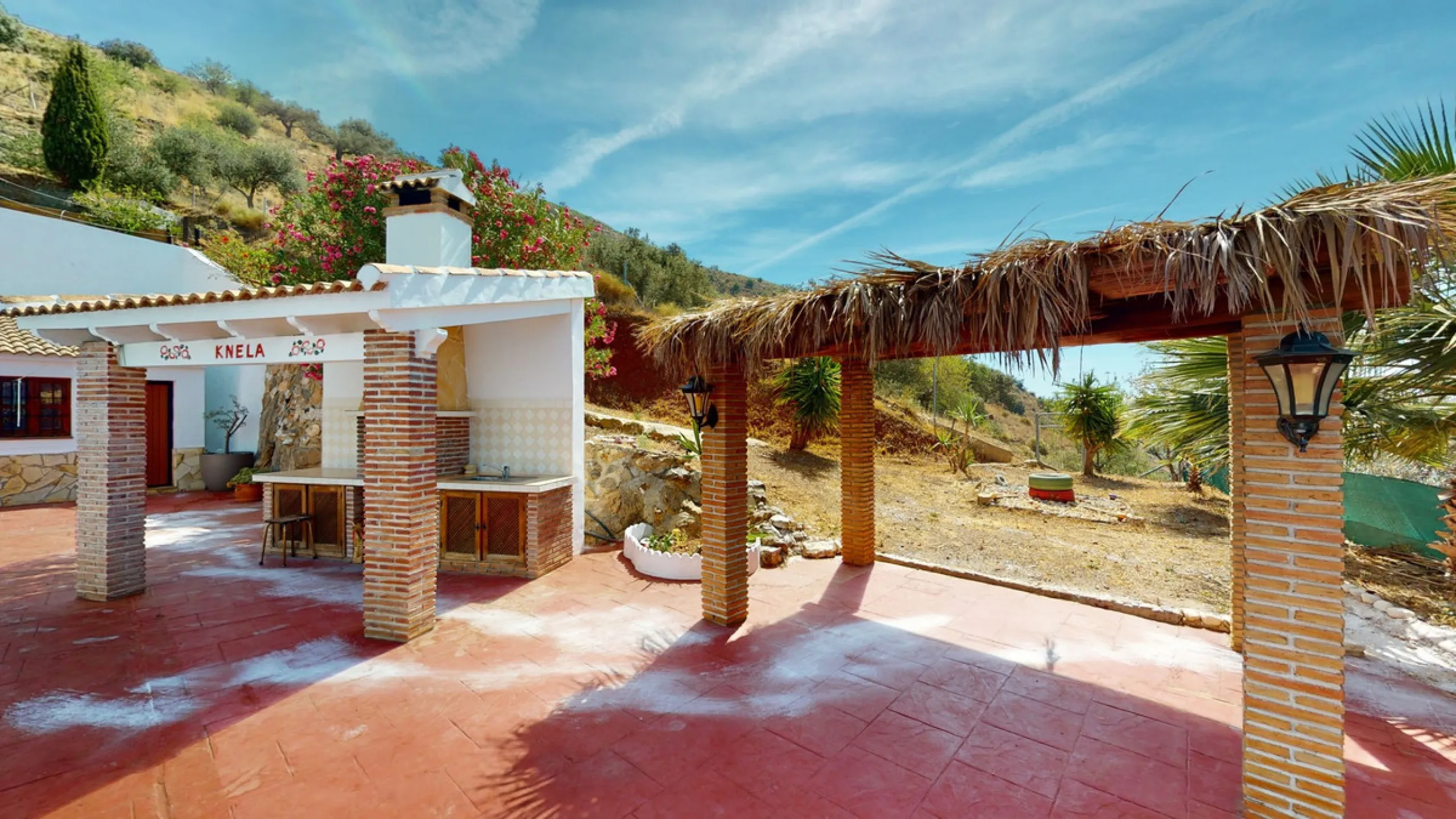 Beautiful country house, with absolute privacy and spectacular views of the town, the countryside and the mountains, located five minutes from the town of El Borge. It has more than four hectares of land with olive trees, mangoes and vines. It has two lar
