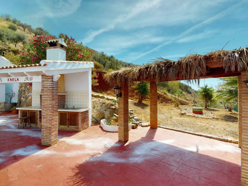 Beautiful country house, with absolute privacy and spectacular views of the town, the countryside and the mountains, located five minutes from the town of El Borge. It has more than four hectares of land with olive trees, mangoes and vines. It has two lar