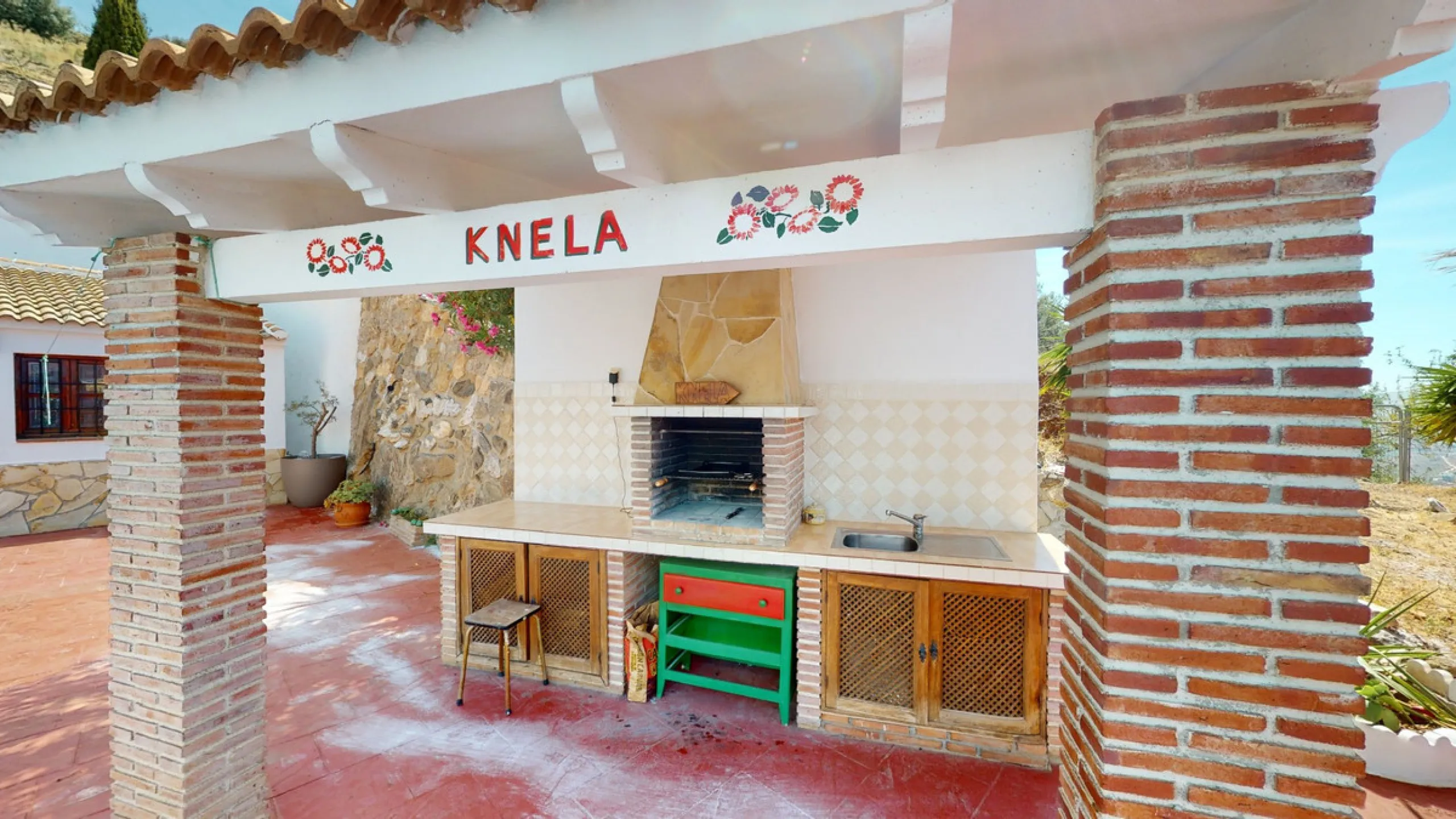Beautiful country house, with absolute privacy and spectacular views of the town, the countryside and the mountains, located five minutes from the town of El Borge. It has more than four hectares of land with olive trees, mangoes and vines. It has two lar