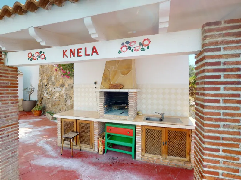 Beautiful country house, with absolute privacy and spectacular views of the town, the countryside and the mountains, located five minutes from the town of El Borge. It has more than four hectares of land with olive trees, mangoes and vines. It has two lar