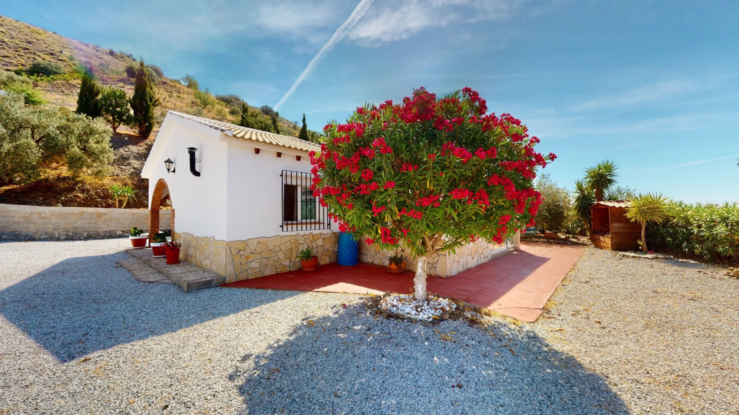 Beautiful country house, with absolute privacy and spectacular views of the town, the countryside and the mountains, located five minutes from the town of El Borge. It has more than four hectares of land with olive trees, mangoes and vines. It has two lar