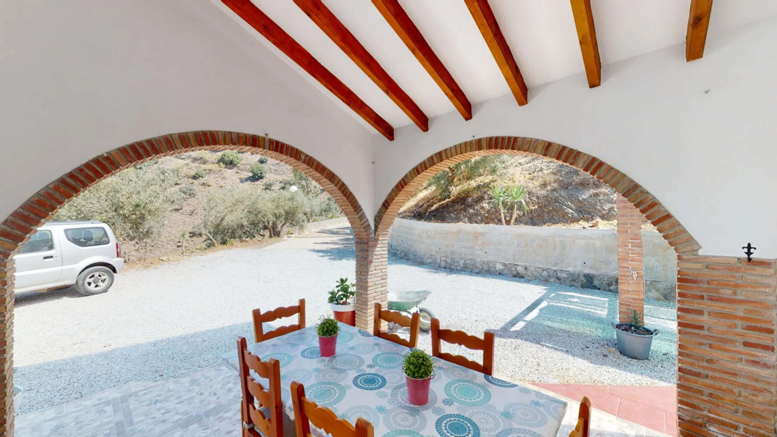 Beautiful country house, with absolute privacy and spectacular views of the town, the countryside and the mountains, located five minutes from the town of El Borge. It has more than four hectares of land with olive trees, mangoes and vines. It has two lar
