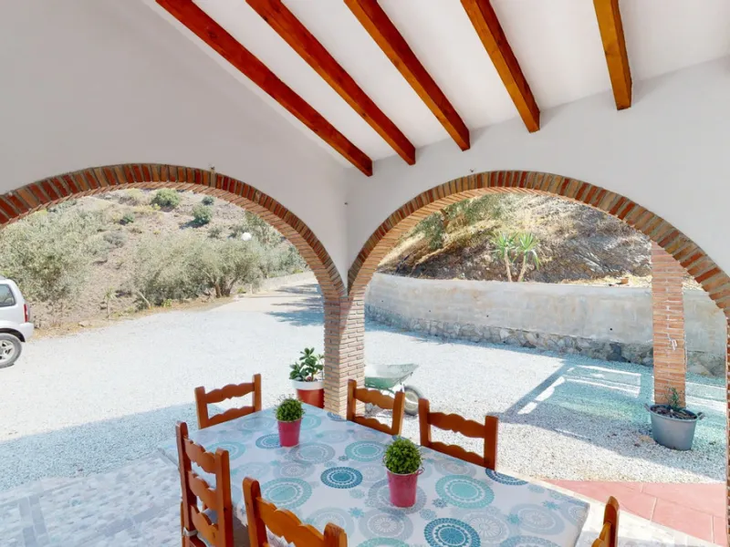 Beautiful country house, with absolute privacy and spectacular views of the town, the countryside and the mountains, located five minutes from the town of El Borge. It has more than four hectares of land with olive trees, mangoes and vines. It has two lar