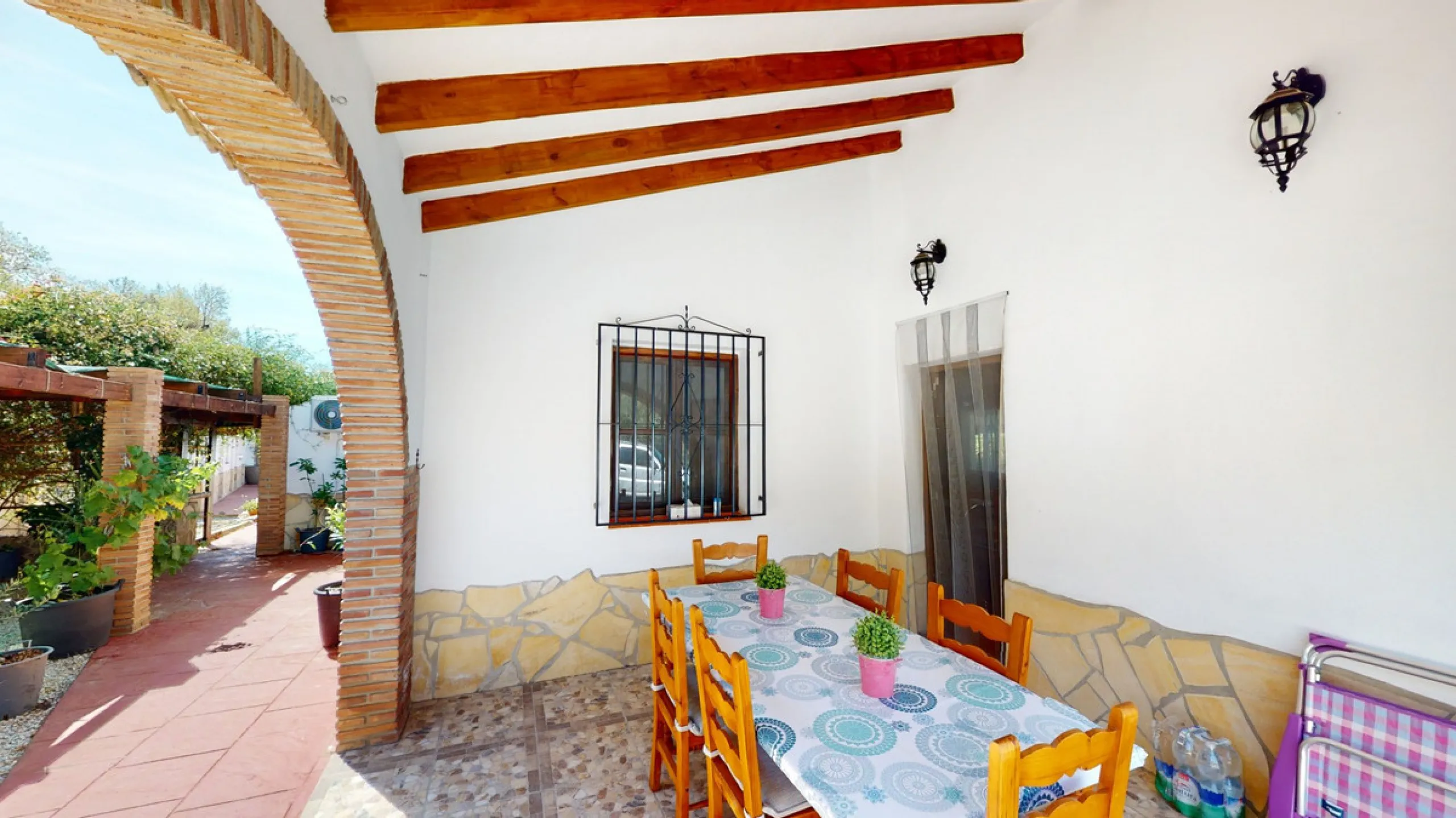 Beautiful country house, with absolute privacy and spectacular views of the town, the countryside and the mountains, located five minutes from the town of El Borge. It has more than four hectares of land with olive trees, mangoes and vines. It has two lar