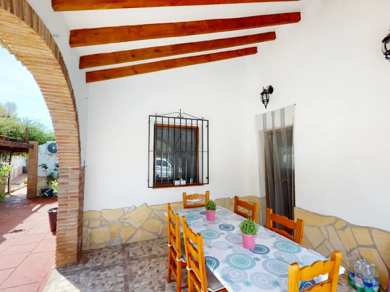Beautiful country house, with absolute privacy and spectacular views of the town, the countryside and the mountains, located five minutes from the town of El Borge. It has more than four hectares of land with olive trees, mangoes and vines. It has two lar