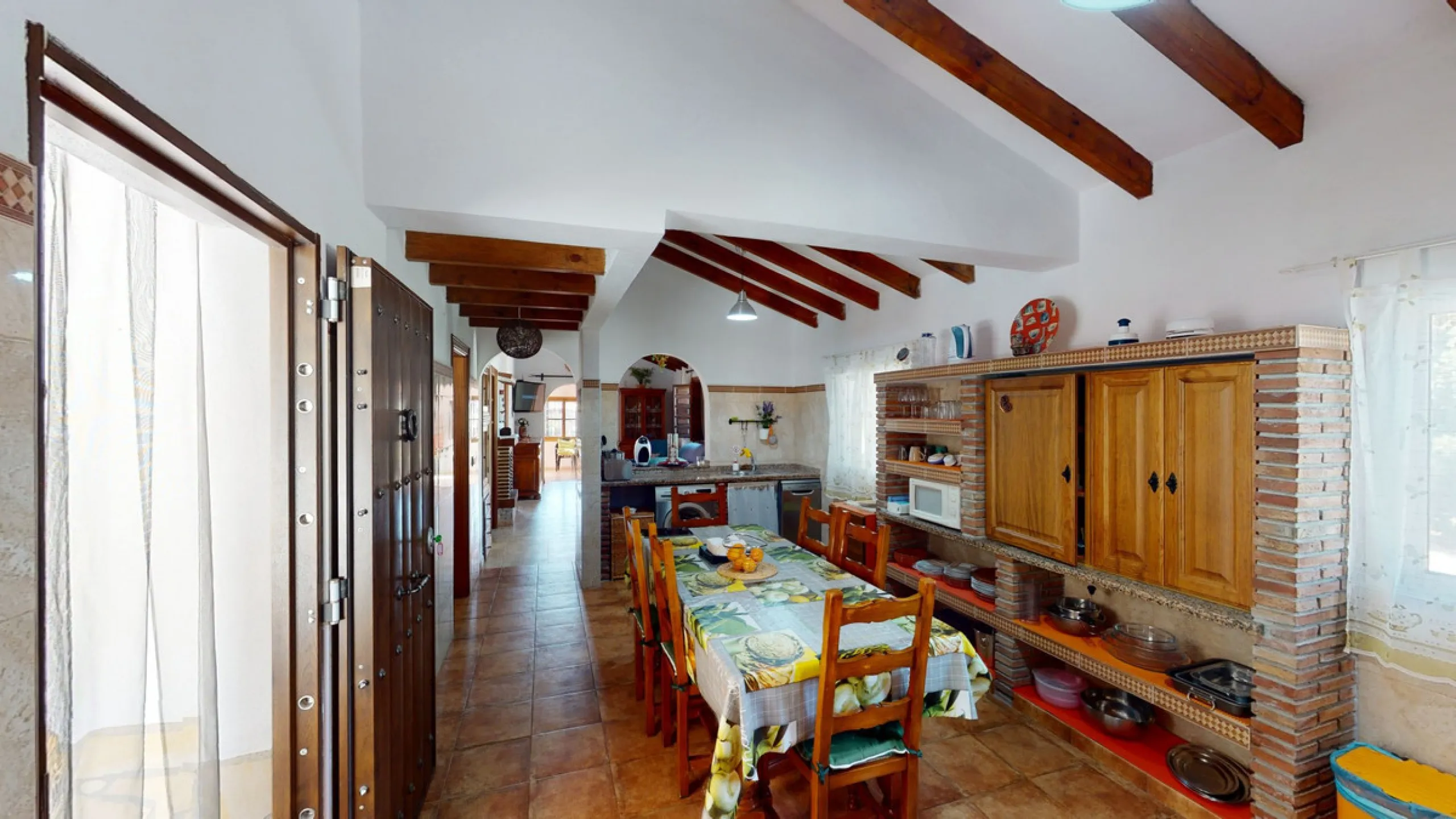 Beautiful country house, with absolute privacy and spectacular views of the town, the countryside and the mountains, located five minutes from the town of El Borge. It has more than four hectares of land with olive trees, mangoes and vines. It has two lar
