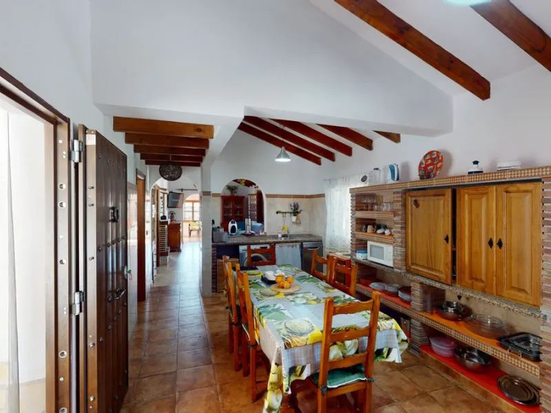 Beautiful country house, with absolute privacy and spectacular views of the town, the countryside and the mountains, located five minutes from the town of El Borge. It has more than four hectares of land with olive trees, mangoes and vines. It has two lar