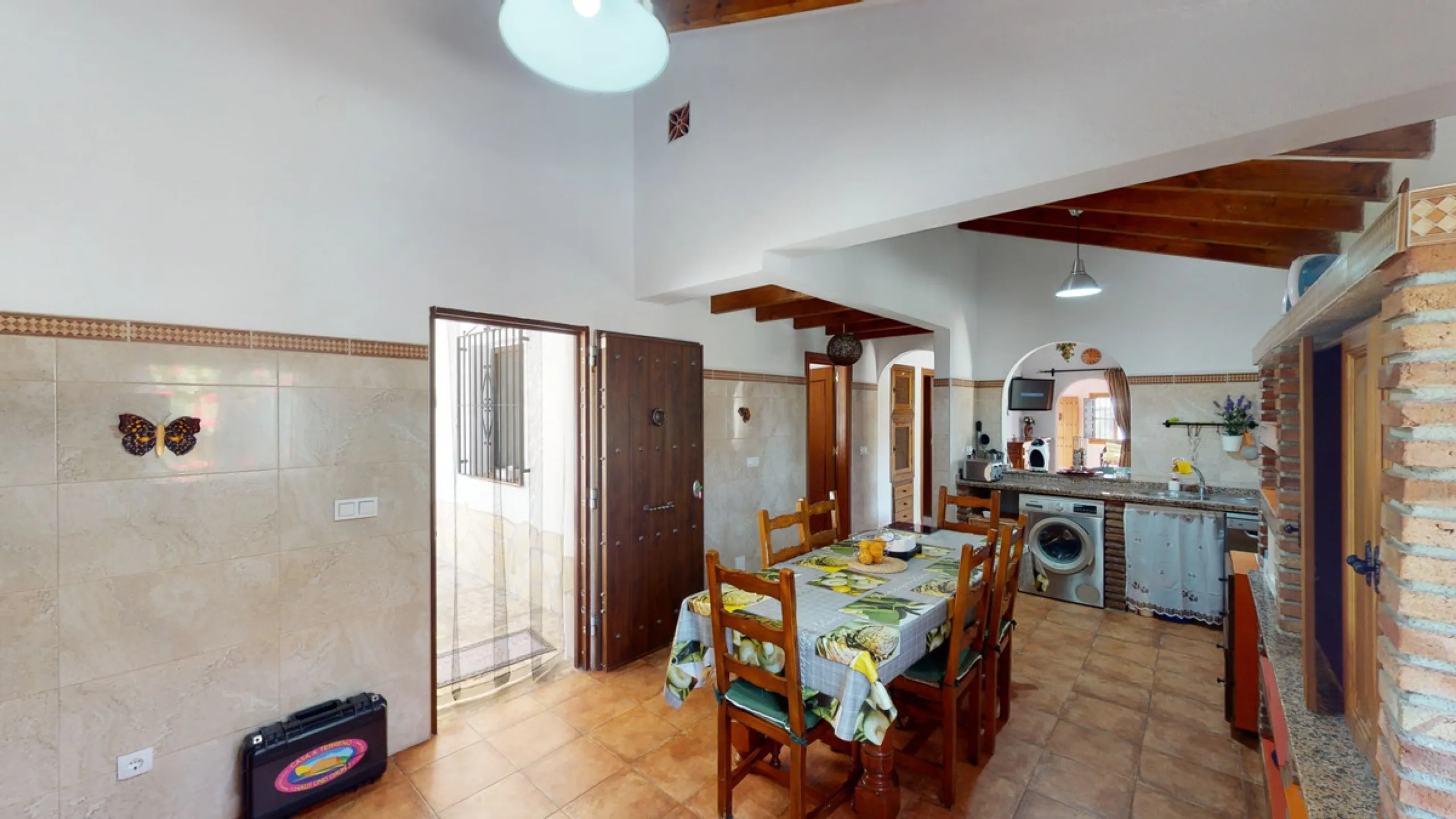 Beautiful country house, with absolute privacy and spectacular views of the town, the countryside and the mountains, located five minutes from the town of El Borge. It has more than four hectares of land with olive trees, mangoes and vines. It has two lar