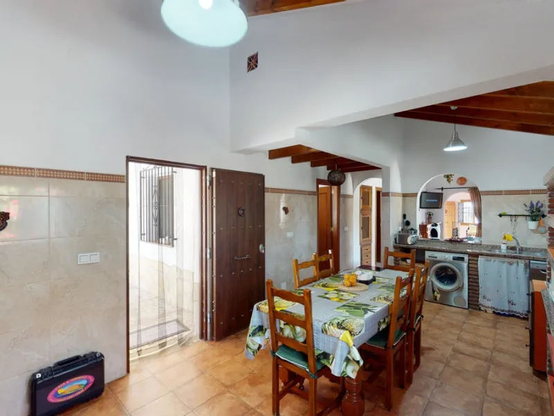 Beautiful country house, with absolute privacy and spectacular views of the town, the countryside and the mountains, located five minutes from the town of El Borge. It has more than four hectares of land with olive trees, mangoes and vines. It has two lar