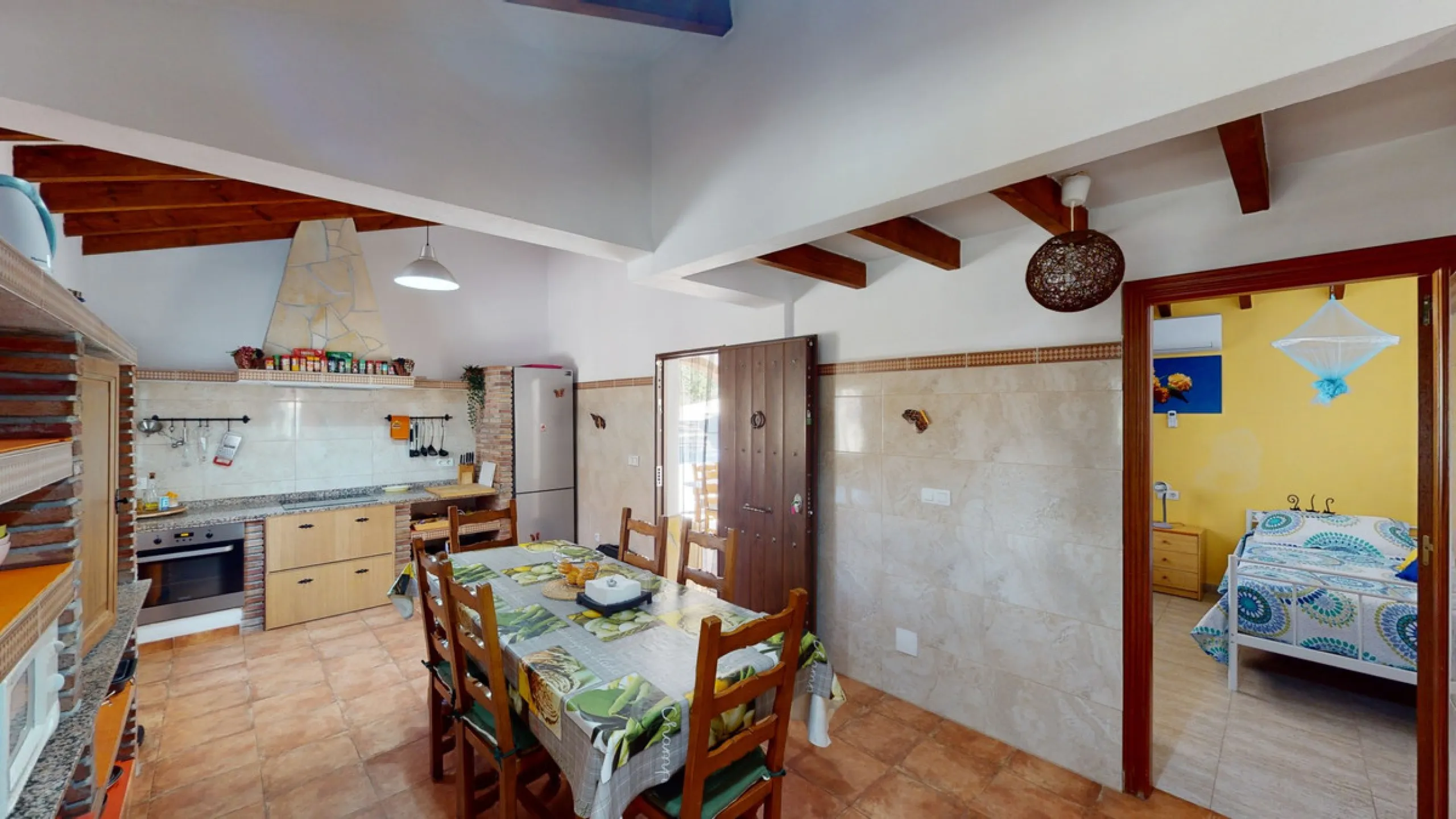Beautiful country house, with absolute privacy and spectacular views of the town, the countryside and the mountains, located five minutes from the town of El Borge. It has more than four hectares of land with olive trees, mangoes and vines. It has two lar