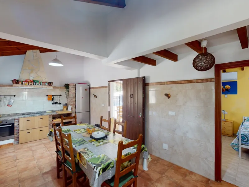 Beautiful country house, with absolute privacy and spectacular views of the town, the countryside and the mountains, located five minutes from the town of El Borge. It has more than four hectares of land with olive trees, mangoes and vines. It has two lar