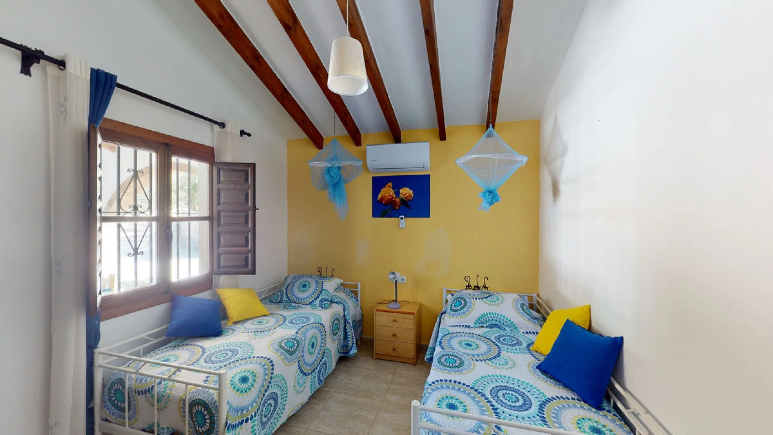 Beautiful country house, with absolute privacy and spectacular views of the town, the countryside and the mountains, located five minutes from the town of El Borge. It has more than four hectares of land with olive trees, mangoes and vines. It has two lar