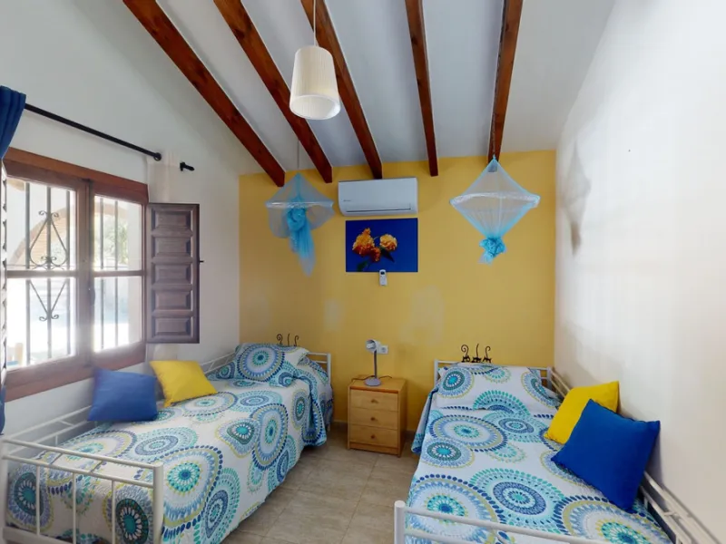 Beautiful country house, with absolute privacy and spectacular views of the town, the countryside and the mountains, located five minutes from the town of El Borge. It has more than four hectares of land with olive trees, mangoes and vines. It has two lar