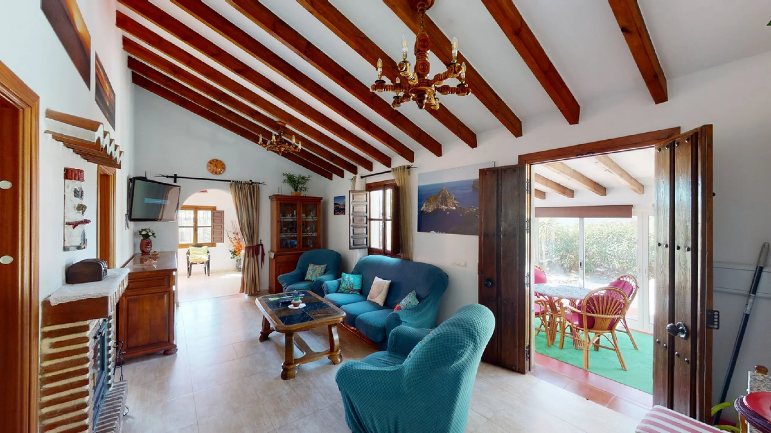 Beautiful country house, with absolute privacy and spectacular views of the town, the countryside and the mountains, located five minutes from the town of El Borge. It has more than four hectares of land with olive trees, mangoes and vines. It has two lar