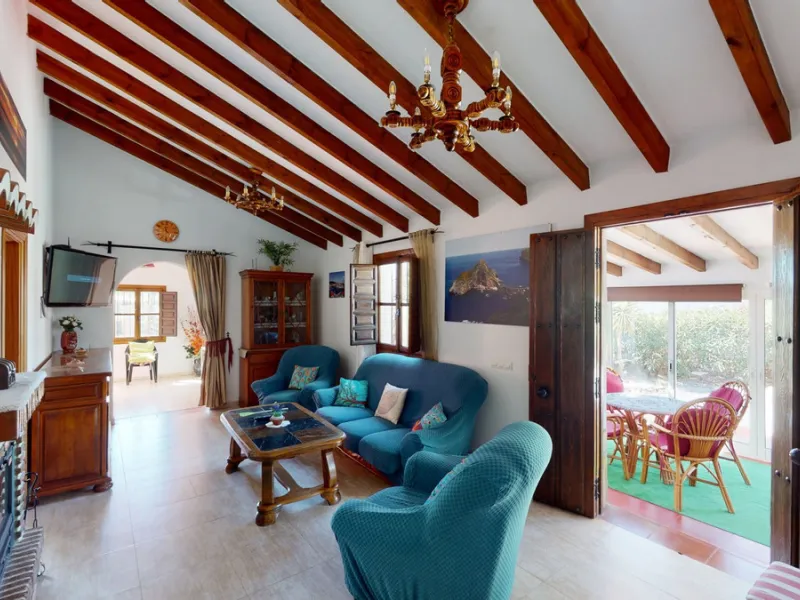 Beautiful country house, with absolute privacy and spectacular views of the town, the countryside and the mountains, located five minutes from the town of El Borge. It has more than four hectares of land with olive trees, mangoes and vines. It has two lar