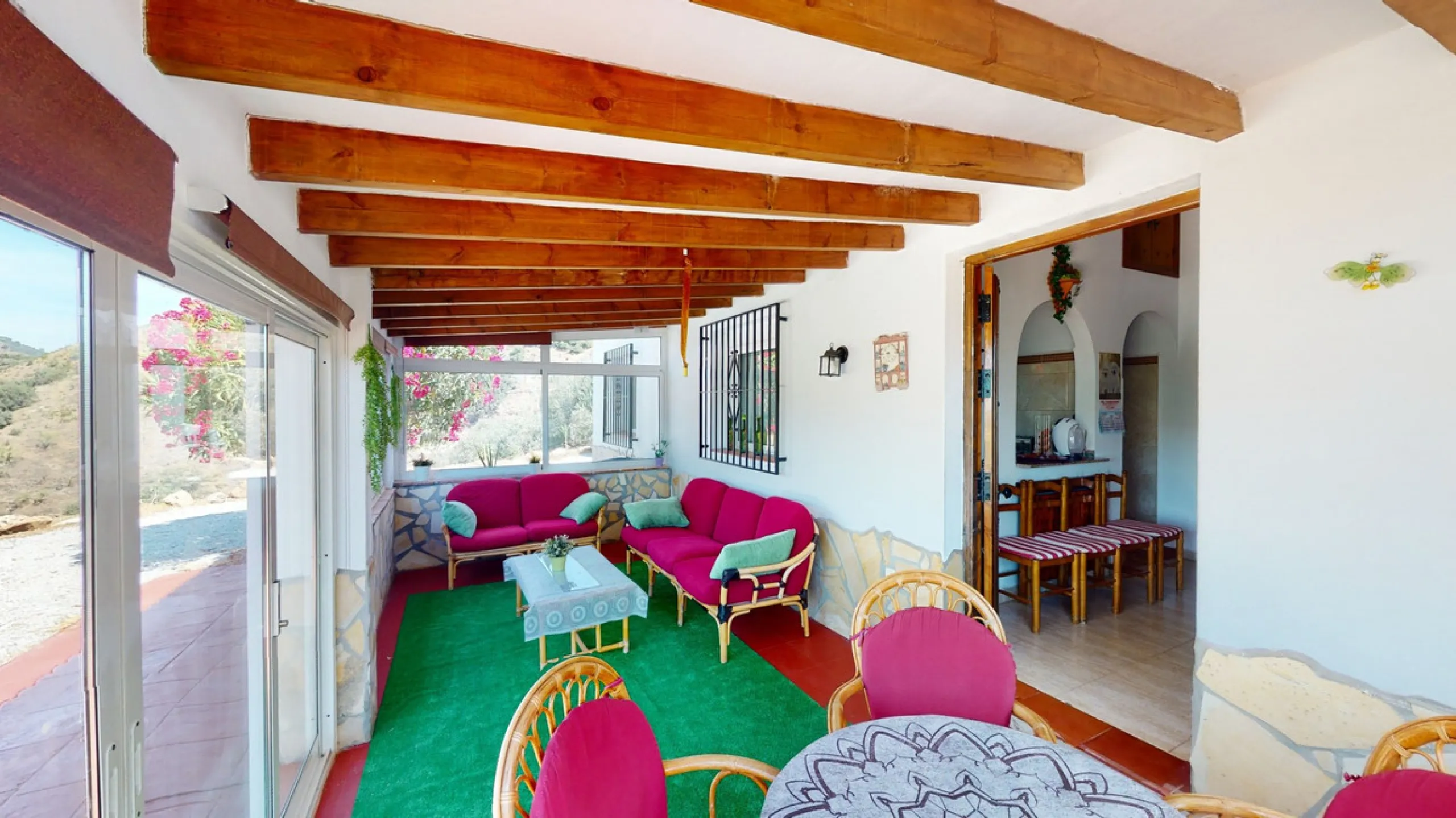 Beautiful country house, with absolute privacy and spectacular views of the town, the countryside and the mountains, located five minutes from the town of El Borge. It has more than four hectares of land with olive trees, mangoes and vines. It has two lar