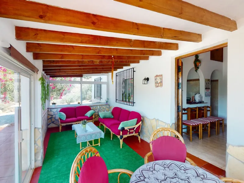 Beautiful country house, with absolute privacy and spectacular views of the town, the countryside and the mountains, located five minutes from the town of El Borge. It has more than four hectares of land with olive trees, mangoes and vines. It has two lar