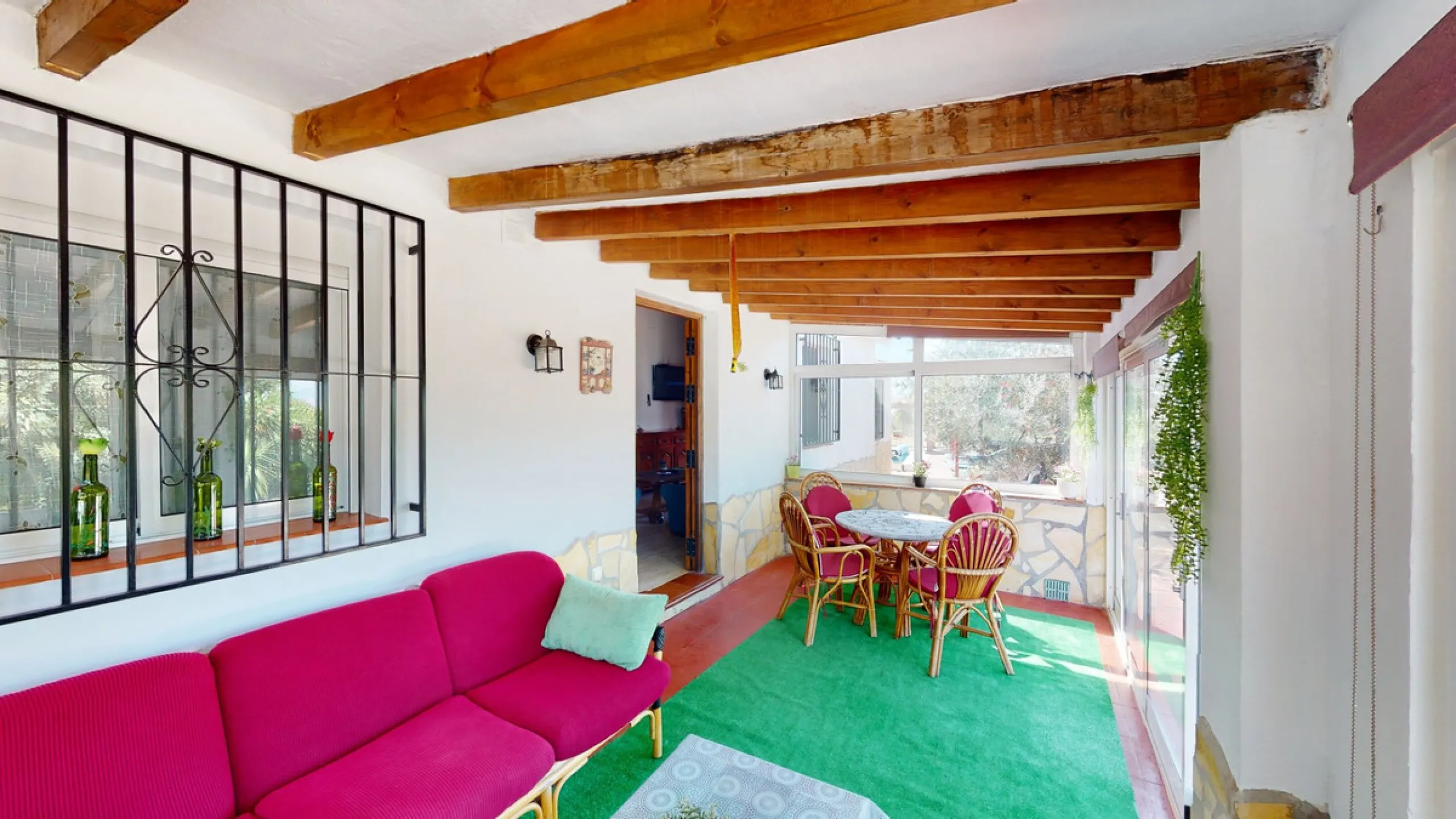 Beautiful country house, with absolute privacy and spectacular views of the town, the countryside and the mountains, located five minutes from the town of El Borge. It has more than four hectares of land with olive trees, mangoes and vines. It has two lar