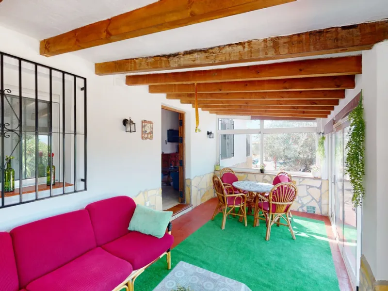 Beautiful country house, with absolute privacy and spectacular views of the town, the countryside and the mountains, located five minutes from the town of El Borge. It has more than four hectares of land with olive trees, mangoes and vines. It has two lar
