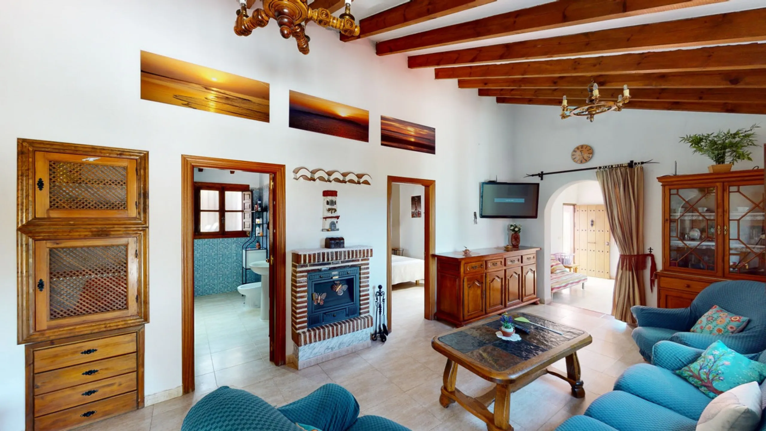 Beautiful country house, with absolute privacy and spectacular views of the town, the countryside and the mountains, located five minutes from the town of El Borge. It has more than four hectares of land with olive trees, mangoes and vines. It has two lar