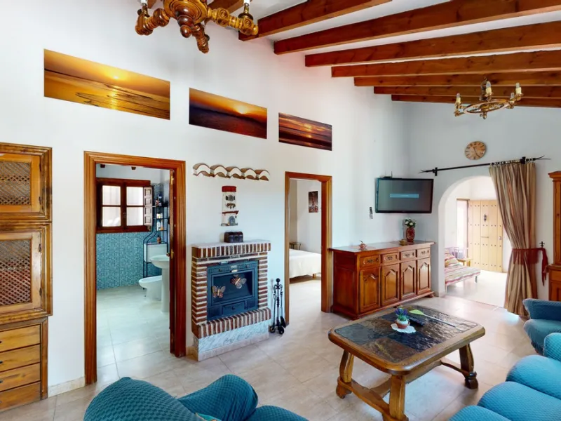 Beautiful country house, with absolute privacy and spectacular views of the town, the countryside and the mountains, located five minutes from the town of El Borge. It has more than four hectares of land with olive trees, mangoes and vines. It has two lar