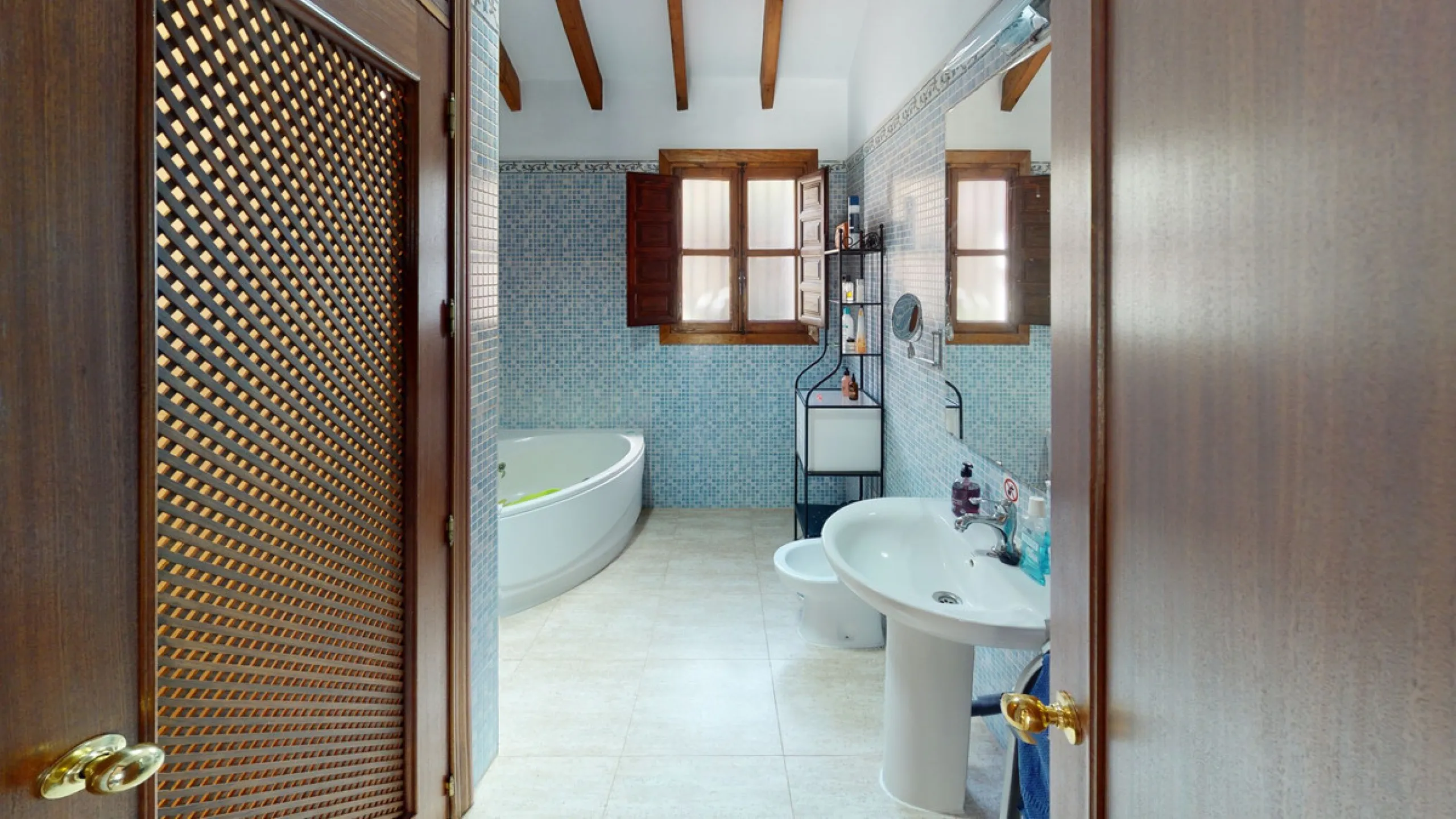 Beautiful country house, with absolute privacy and spectacular views of the town, the countryside and the mountains, located five minutes from the town of El Borge. It has more than four hectares of land with olive trees, mangoes and vines. It has two lar