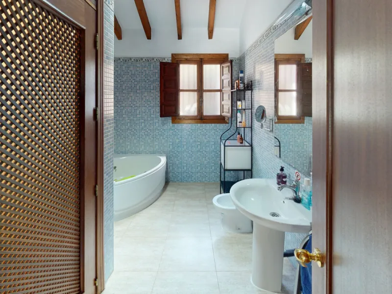 Beautiful country house, with absolute privacy and spectacular views of the town, the countryside and the mountains, located five minutes from the town of El Borge. It has more than four hectares of land with olive trees, mangoes and vines. It has two lar