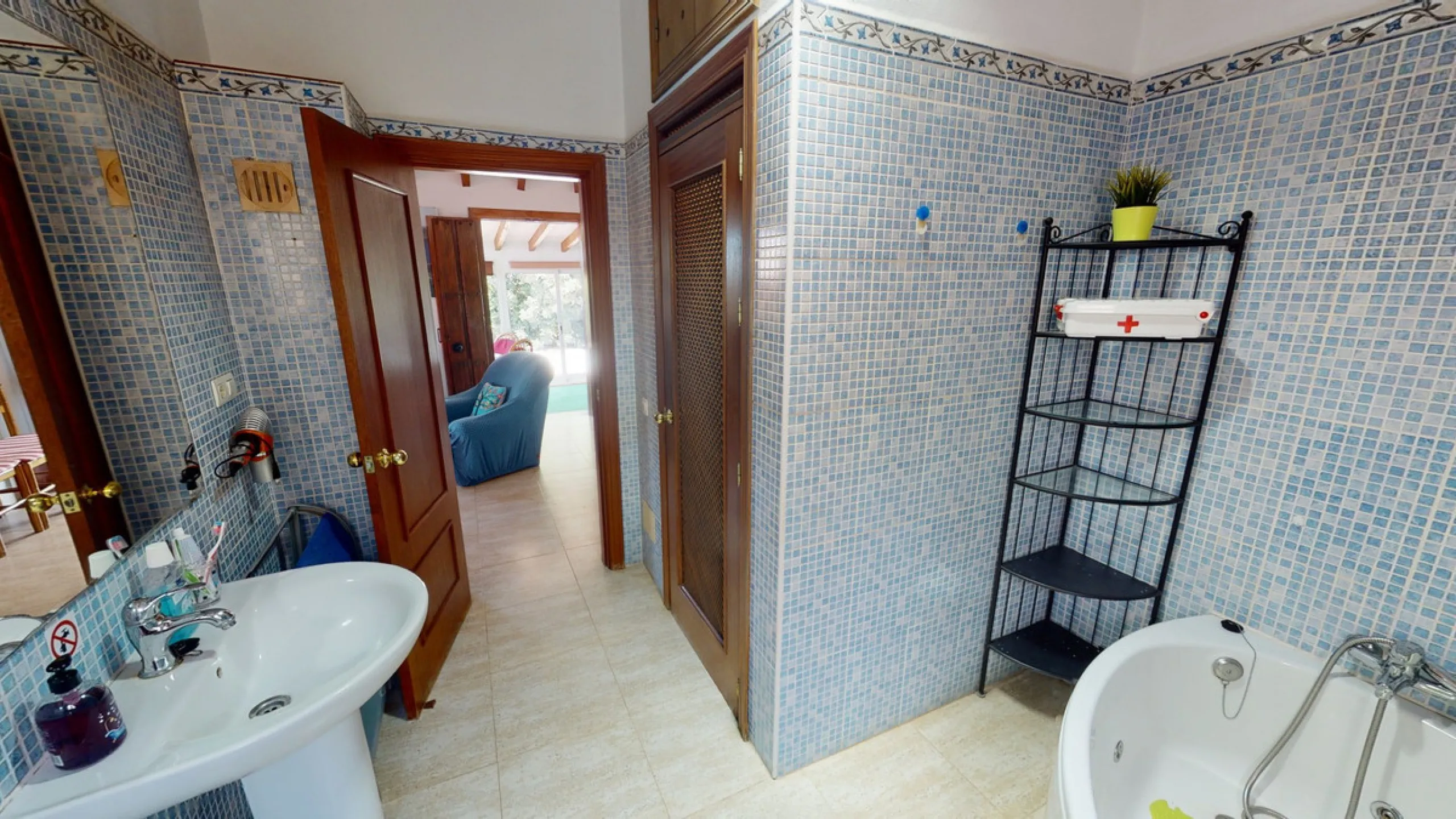 Beautiful country house, with absolute privacy and spectacular views of the town, the countryside and the mountains, located five minutes from the town of El Borge. It has more than four hectares of land with olive trees, mangoes and vines. It has two lar