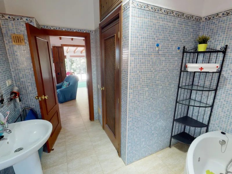 Beautiful country house, with absolute privacy and spectacular views of the town, the countryside and the mountains, located five minutes from the town of El Borge. It has more than four hectares of land with olive trees, mangoes and vines. It has two lar