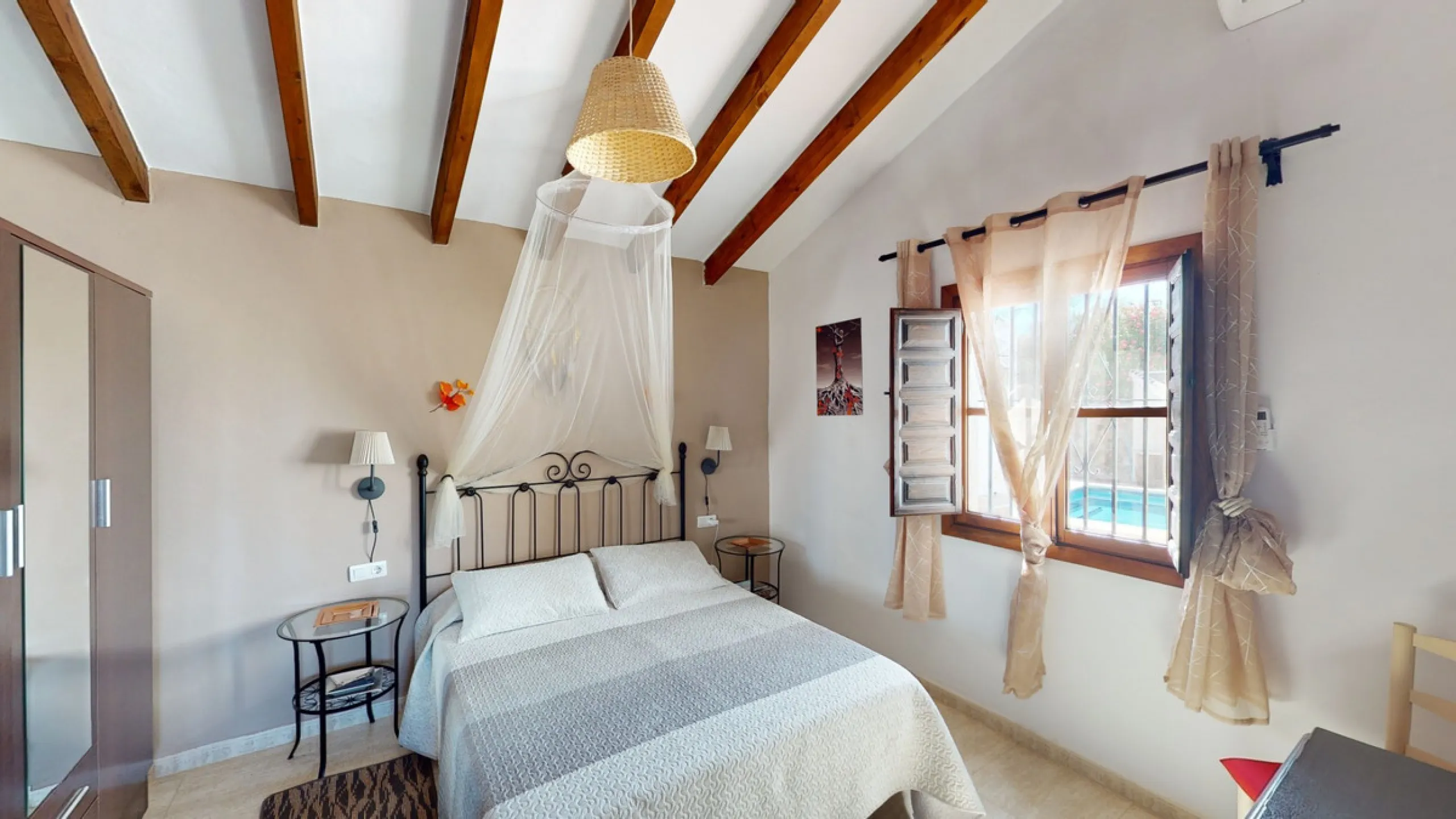 Beautiful country house, with absolute privacy and spectacular views of the town, the countryside and the mountains, located five minutes from the town of El Borge. It has more than four hectares of land with olive trees, mangoes and vines. It has two lar