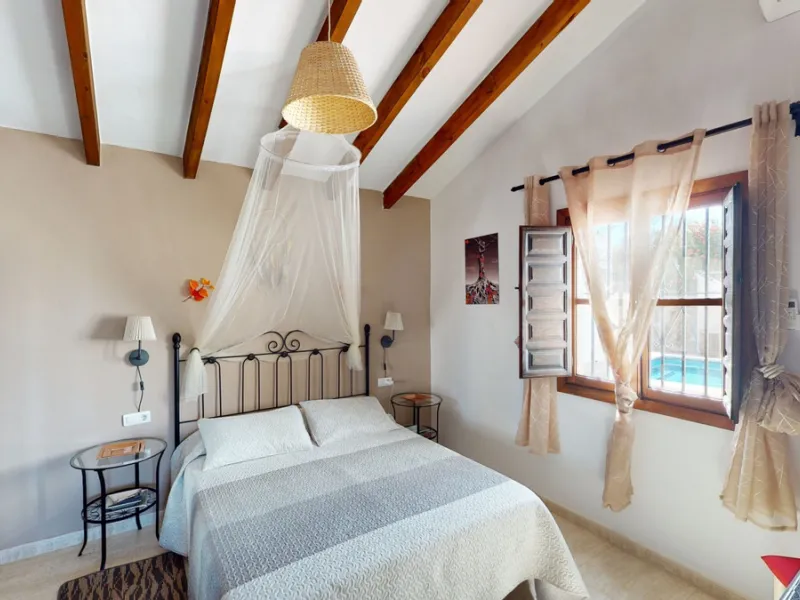 Beautiful country house, with absolute privacy and spectacular views of the town, the countryside and the mountains, located five minutes from the town of El Borge. It has more than four hectares of land with olive trees, mangoes and vines. It has two lar