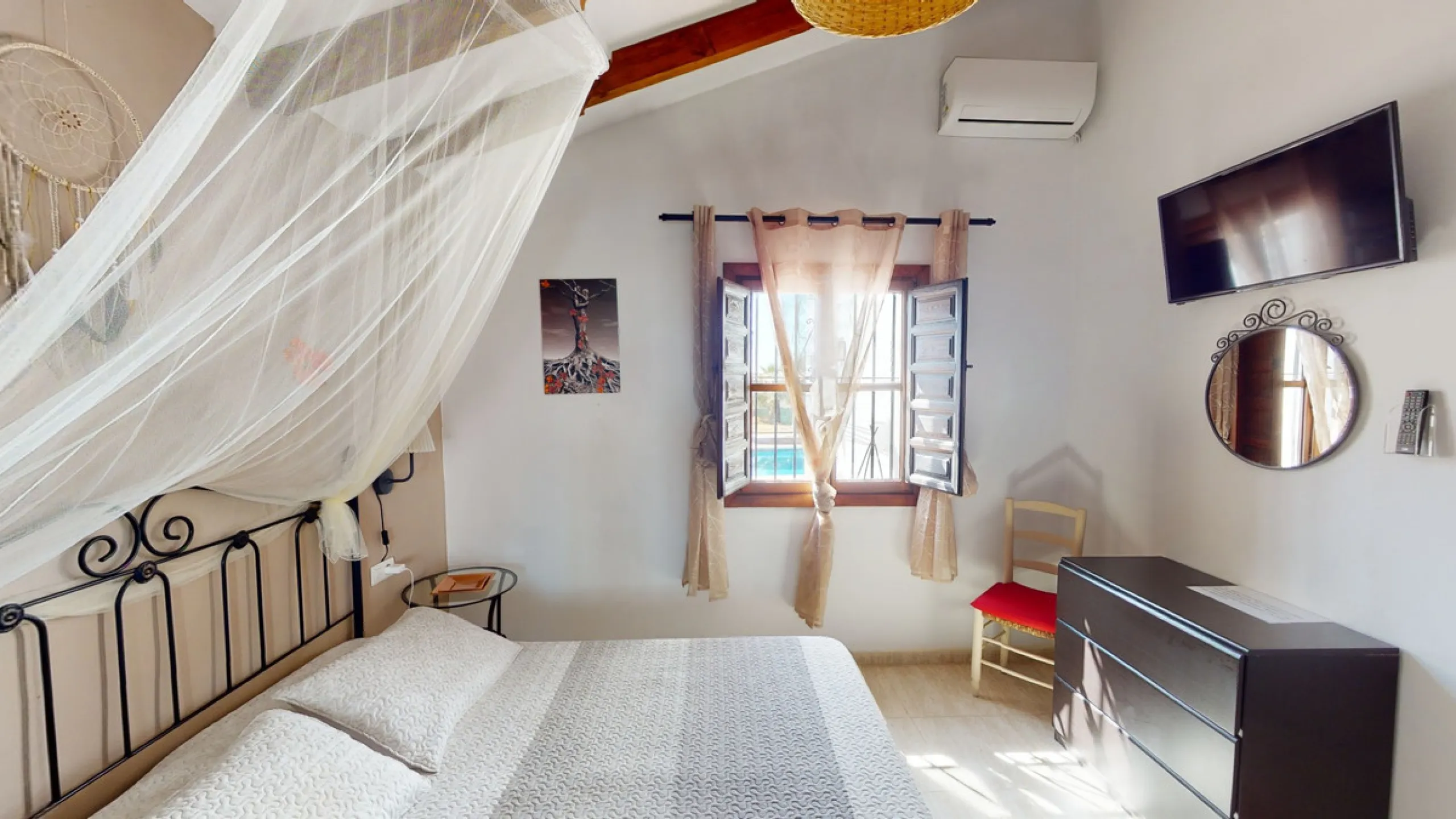 Beautiful country house, with absolute privacy and spectacular views of the town, the countryside and the mountains, located five minutes from the town of El Borge. It has more than four hectares of land with olive trees, mangoes and vines. It has two lar