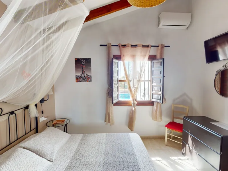 Beautiful country house, with absolute privacy and spectacular views of the town, the countryside and the mountains, located five minutes from the town of El Borge. It has more than four hectares of land with olive trees, mangoes and vines. It has two lar
