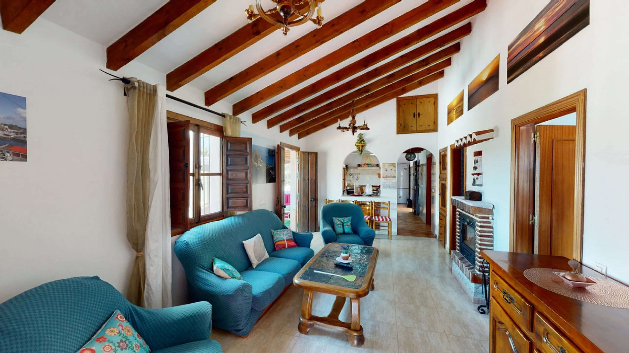 Beautiful country house, with absolute privacy and spectacular views of the town, the countryside and the mountains, located five minutes from the town of El Borge. It has more than four hectares of land with olive trees, mangoes and vines. It has two lar
