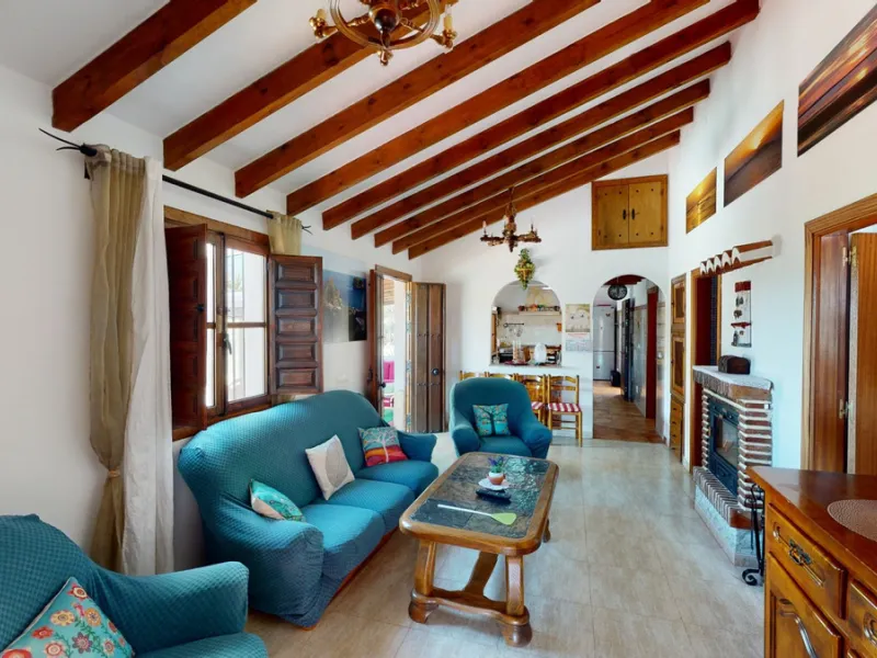 Beautiful country house, with absolute privacy and spectacular views of the town, the countryside and the mountains, located five minutes from the town of El Borge. It has more than four hectares of land with olive trees, mangoes and vines. It has two lar