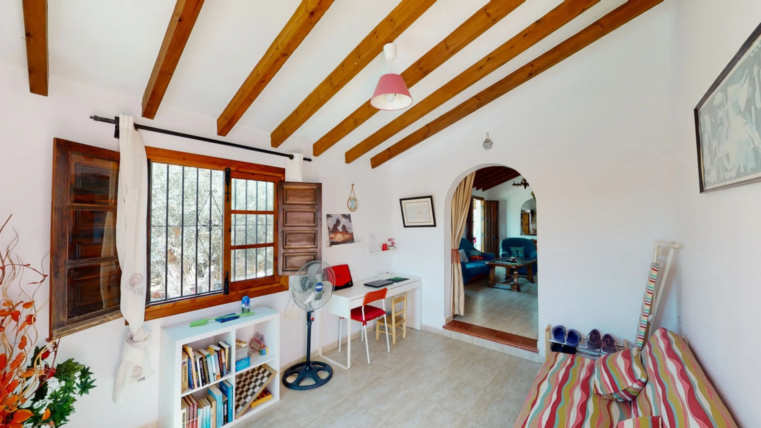 Beautiful country house, with absolute privacy and spectacular views of the town, the countryside and the mountains, located five minutes from the town of El Borge. It has more than four hectares of land with olive trees, mangoes and vines. It has two lar