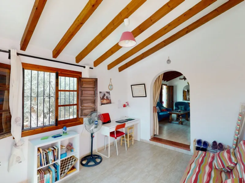 Beautiful country house, with absolute privacy and spectacular views of the town, the countryside and the mountains, located five minutes from the town of El Borge. It has more than four hectares of land with olive trees, mangoes and vines. It has two lar