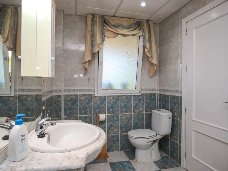 Geräumige Villa mit separatem Gästeappartement in ruhiger Lage