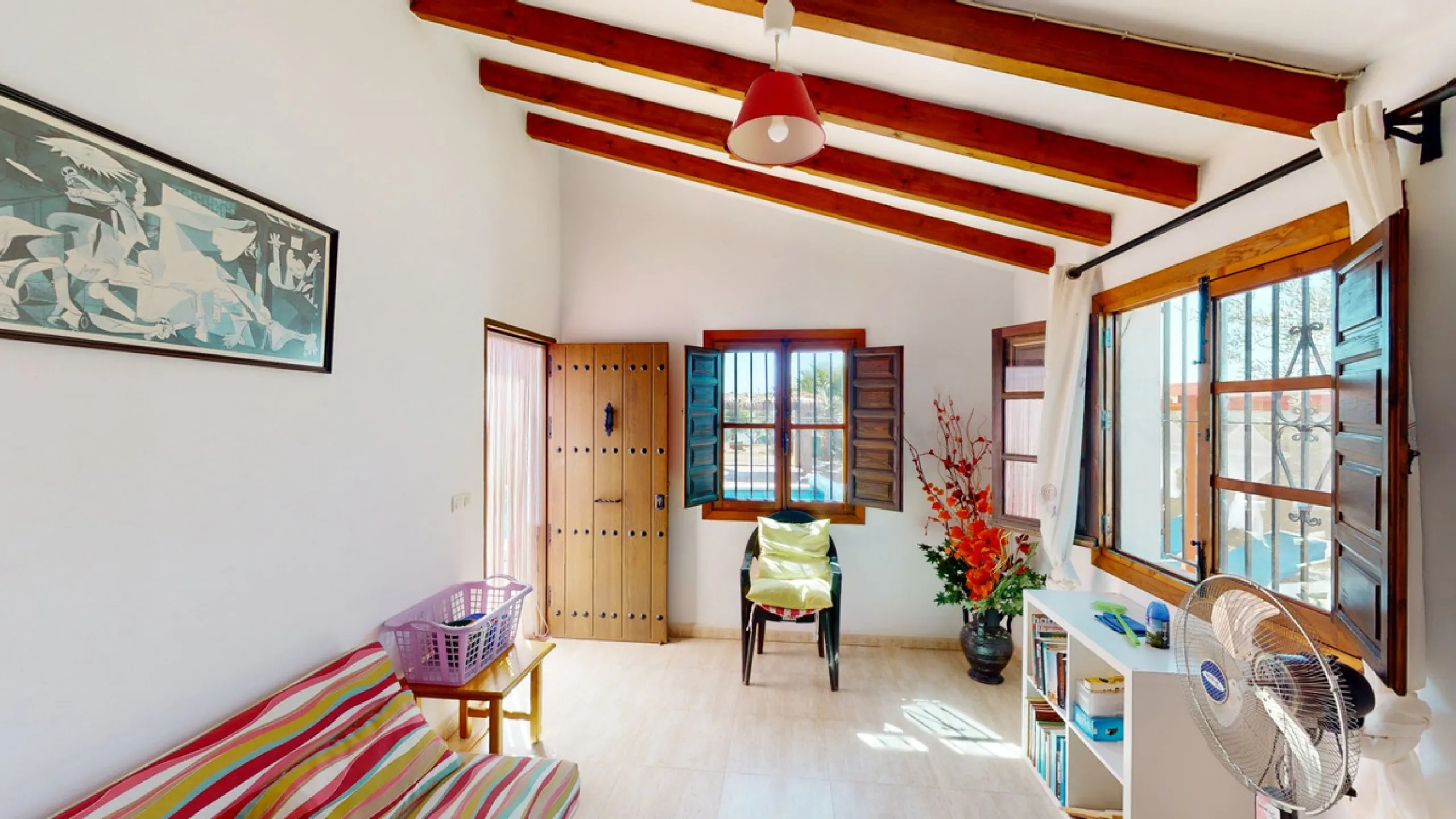 Beautiful country house, with absolute privacy and spectacular views of the town, the countryside and the mountains, located five minutes from the town of El Borge. It has more than four hectares of land with olive trees, mangoes and vines. It has two lar