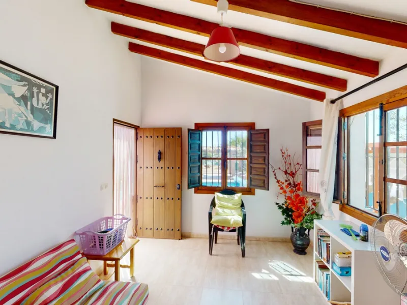 Beautiful country house, with absolute privacy and spectacular views of the town, the countryside and the mountains, located five minutes from the town of El Borge. It has more than four hectares of land with olive trees, mangoes and vines. It has two lar