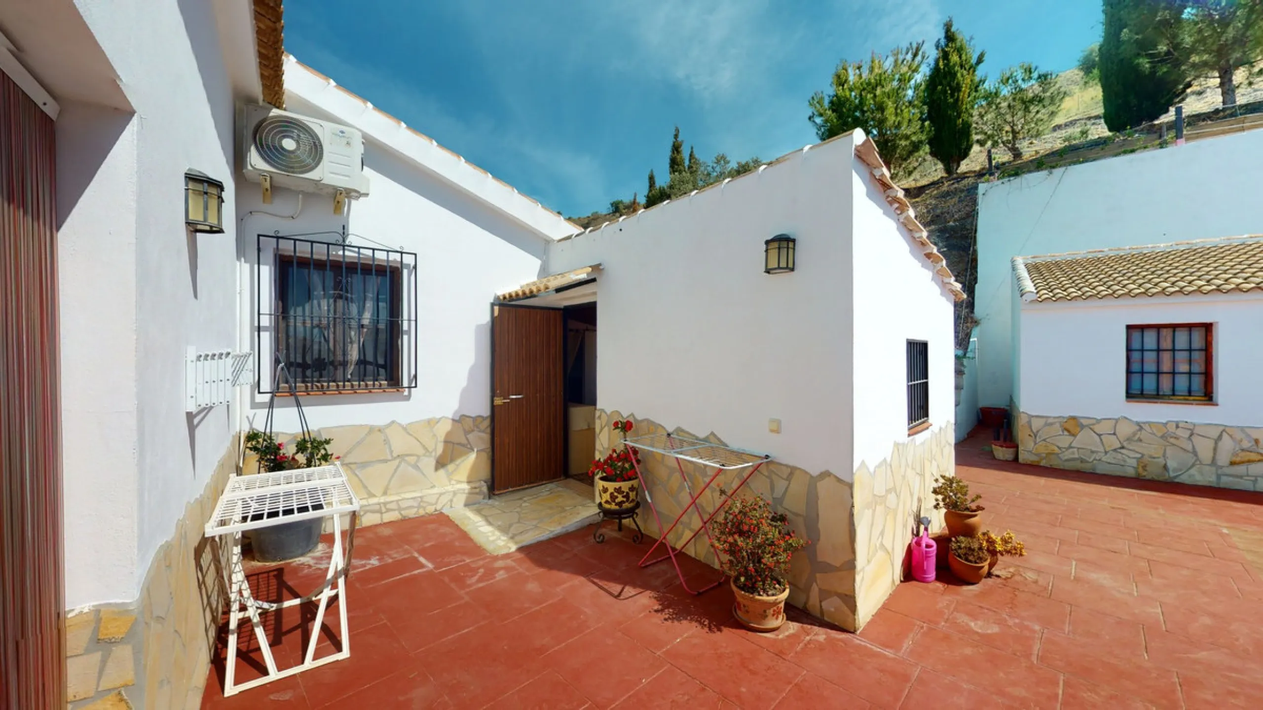 Beautiful country house, with absolute privacy and spectacular views of the town, the countryside and the mountains, located five minutes from the town of El Borge. It has more than four hectares of land with olive trees, mangoes and vines. It has two lar