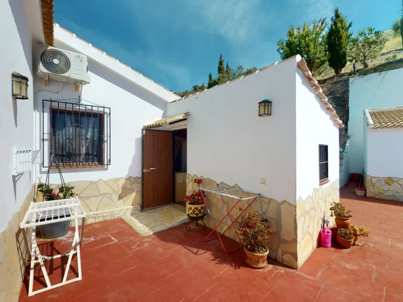 Beautiful country house, with absolute privacy and spectacular views of the town, the countryside and the mountains, located five minutes from the town of El Borge. It has more than four hectares of land with olive trees, mangoes and vines. It has two lar